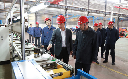 標(biāo)題：內(nèi)蒙古自治區(qū)副主席代欽一行到華德牧草公司調(diào)研指導(dǎo)
瀏覽次數(shù)：1621
發(fā)表時(shí)間：2024-04-23