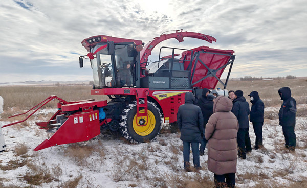 標(biāo)題:中央財(cái)政林草科技推廣項(xiàng)目設(shè)備交付 檸條收獲機(jī)落地賦能沙地生態(tài)治理
瀏覽次數(shù):2364
發(fā)表時(shí)間:2025-12-12